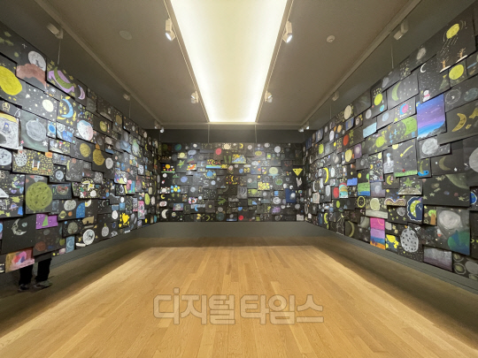 뮤지엄 산 갤러리 C4에 설치된 우고 론디노네의 '너의 나이, 나의 나이, 그리고 달의 나이'. 이 작품은 원주시에 거주하는 3~12세 어린이 1000명의 드로잉으로 구성한 프로젝트다. 사진=박은희 기자